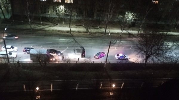 Автомобиль перевернулся на бок на улице Орджоникидзе в Подольске Автомобиль перевернулся на бок на улице Орджоникидзе в Подольске