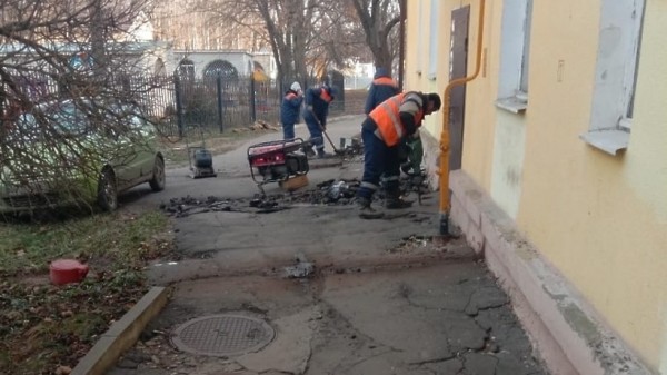 Тротуар начали ремонтировать у жилого дома в поселке Дубровицы Подольска Тротуар начали ремонтировать у жилого дома в поселке Дубровицы Подольска