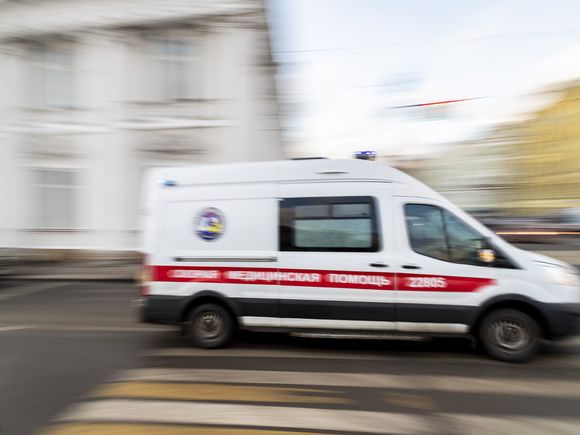 В Москве автомобиль &laquo;снес&raquo; остановку с людьми: пять пострадавших