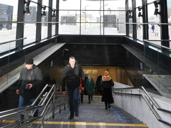 Московские коммунальщики объяснили, почему закрашивают стекло и металл в подземных переходах
