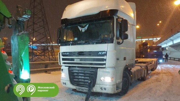 Московские эвакуаторы переместили 11 грузовиков во время снегопада Московские эвакуаторы переместили 11 грузовиков во время снегопада