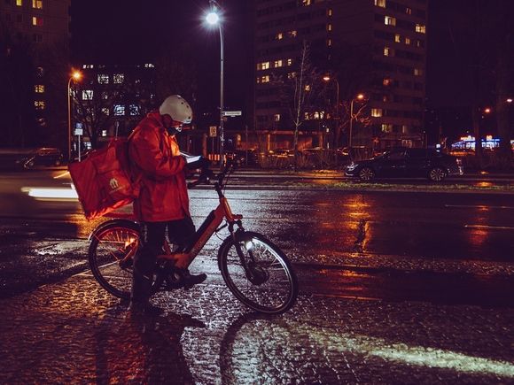 Курьер на электровелосипеде сбил ребенка под Москвой и скрылся