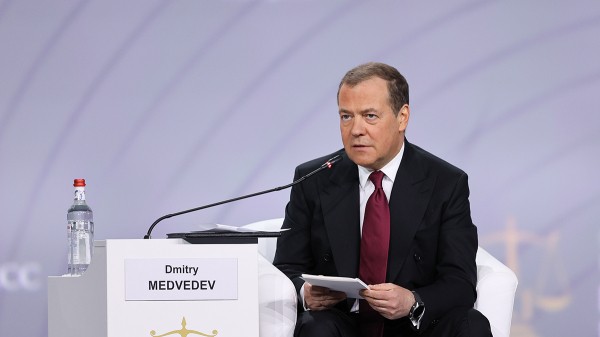 Медведев призвал мстить Западу «везде, где только можно» за новые санкции Медведев призвал мстить Западу «везде, где только можно» за новые санкции