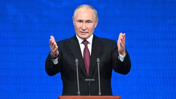 Путин предложил с 1 марта повысить выплаты медикам в малых городах и селах Путин предложил с 1 марта повысить выплаты медикам в малых городах и селах