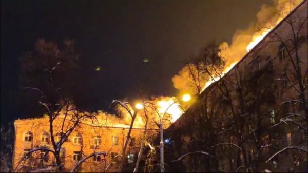 Движение транспорта по улице Черняховского на севере Москвы перекрыто из-за пожара