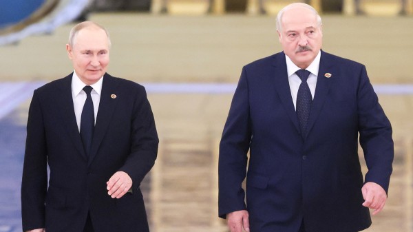 Путин и Лукашенко провели телефонный разговор продолжительностью около часа Путин и Лукашенко провели телефонный разговор продолжительностью около часа