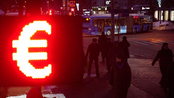 Курс евро на Московской бирже поднялся до 101 рубля впервые с 28 декабря Курс евро на Московской бирже поднялся до 101 рубля впервые с 28 декабря