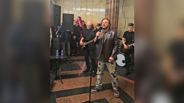 Стас Михайлов выступил на станции метро "Курская" в честь 8 Марта Стас Михайлов выступил на станции метро "Курская" в честь 8 Марта