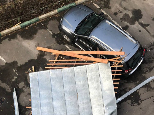 Рушатся обшивки фасада, падают деревья: первые последствия урагана в Москве Рушатся обшивки фасада, падают деревья: первые последствия урагана в Москве