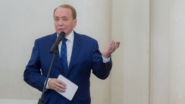 Сын Маслякова опроверг слухи об уходе отца с места ведущего КВН Сын Маслякова опроверг слухи об уходе отца с места ведущего КВН