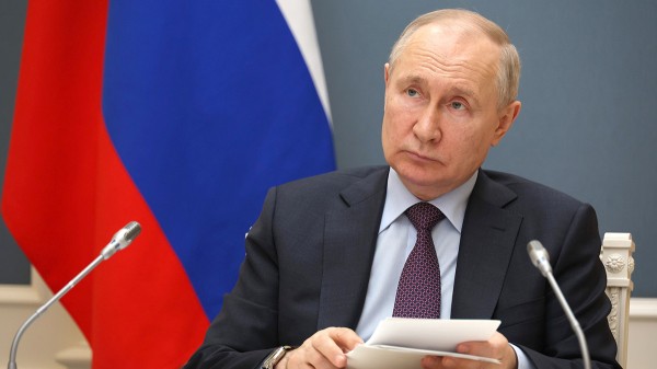 Путин подписал закон о запрете иноагентам избираться на выборы любых уровней Путин подписал закон о запрете иноагентам избираться на выборы любых уровней