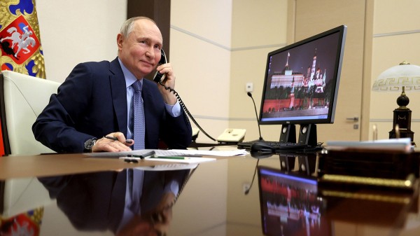 Путин обсудил с Рахмоном ситуацию с трудовыми мигрантами Путин обсудил с Рахмоном ситуацию с трудовыми мигрантами