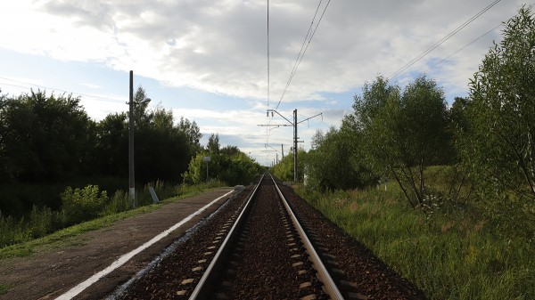 Поезд снес под Челябинском «Ниву», оставленную на путях влюбленной парой Поезд снес под Челябинском «Ниву», оставленную на путях влюбленной парой