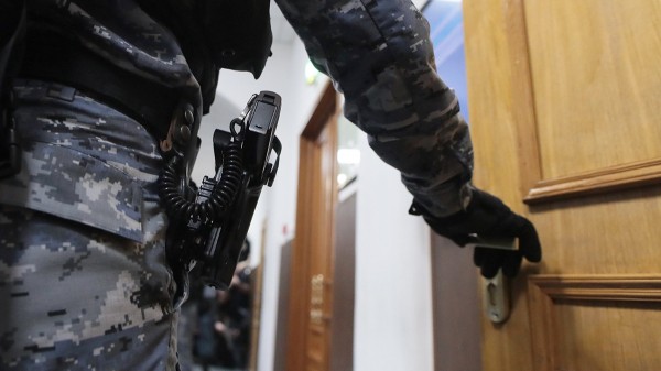 СМИ: Бойцам ЧВК ЕНОТ грозит до 17 лет строго режима за участие в ОПГ СМИ: Бойцам ЧВК ЕНОТ грозит до 17 лет строго режима за участие в ОПГ