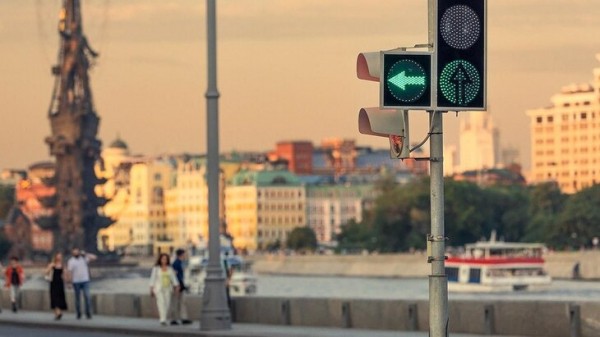 Светофоры на 52 столичных переходах перешли на летний режим