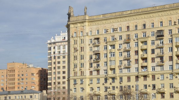 Ребенок, оперевшись на москитную сетку, выпал с девятого этажа в Москве Ребенок, оперевшись на москитную сетку, выпал с девятого этажа в Москве