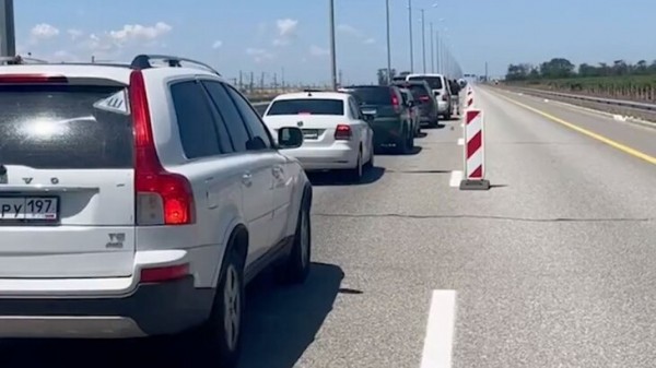 Более тысячи авто скопилось с двух сторон Крымского моста