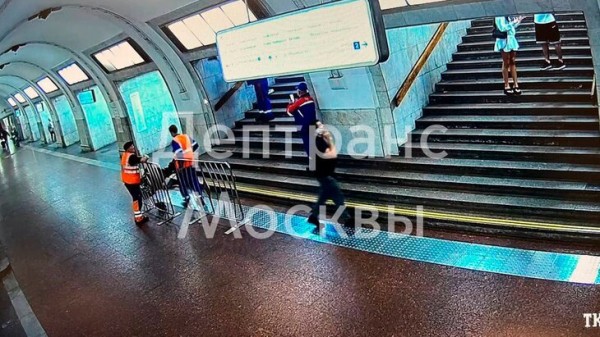 Станция "Третьяковская" работает в штатном режиме после падения водоотводящего короба Станция "Третьяковская" работает в штатном режиме после падения водоотводящего короба