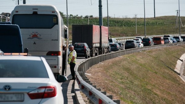 Более 500 автомобилей ждут очереди на Крымском мосту Более 500 автомобилей ждут очереди на Крымском мосту