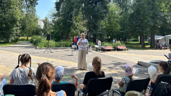 Директор Театра Армии Авимская посетила театр под открытым небом в Грачевском парке Директор Театра Армии Авимская посетила театр под открытым небом в Грачевском парке