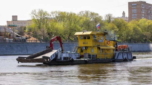С начала навигации коммунальный флот собрал с акватории Москвы 400 тонн мусора
