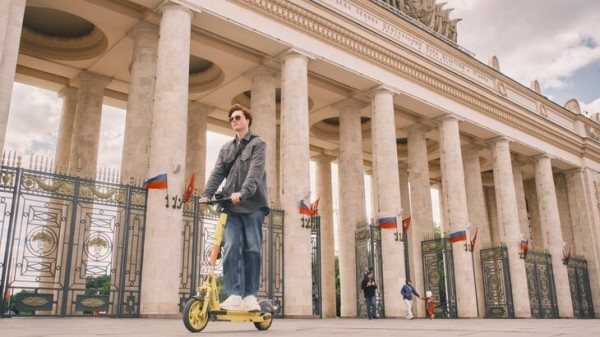 Скорость электросамокатов ограничили в Нескучном саду и на Воробьевых горах