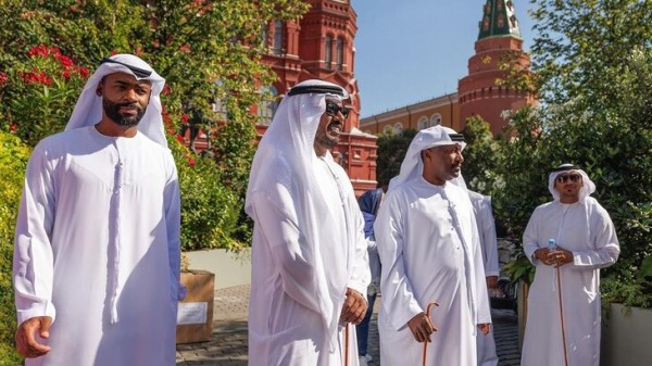 Участники Дней культуры ОАЭ в Москве посоветовали носить легкую одежду в жару Участники Дней культуры ОАЭ в Москве посоветовали носить легкую одежду в жару