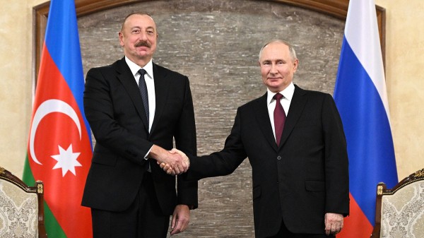 Путин подарил цветы жене президента Азербайджана Алиева