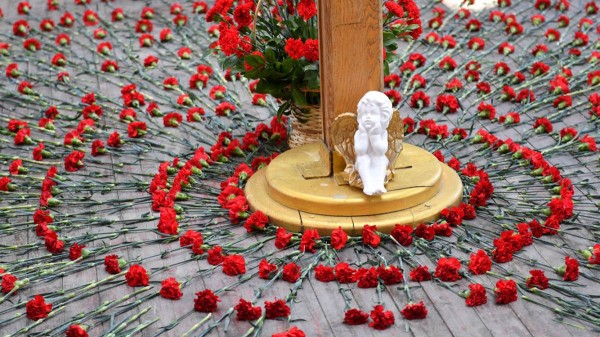 Путин возложил цветы к &laquo;Древу скорби&raquo; на мемориале &laquo;Город ангелов&raquo; в Беслане