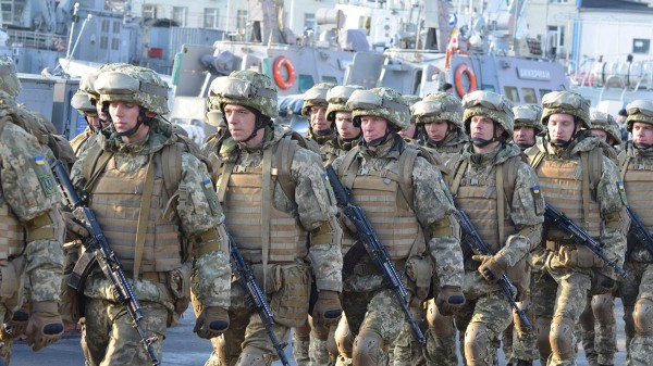 Украинский военный сдался в плен члену ДНД в деревне под Курском Украинский военный сдался в плен члену ДНД в деревне под Курском