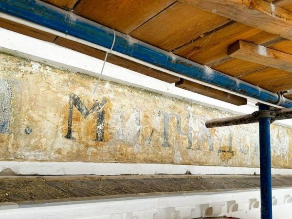 Эксперты рассказали про найденные при реставрации уникальные старинные вывески