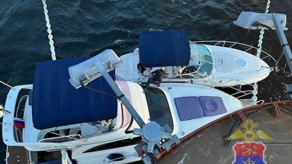 Катер на Неве навалился на легендарный крейсер &laquo;Аврора&raquo;
