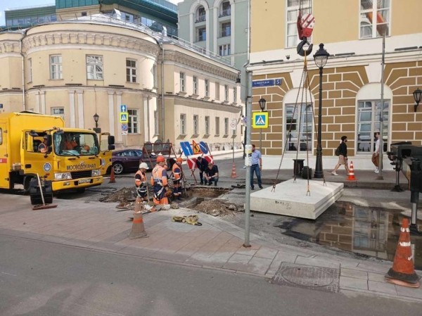 Названы возможные причины провала мостовой в центре столицы Названы возможные причины провала мостовой в центре столицы
