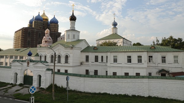 Член избирательной комиссии упала в яму в уличном туалете на участке в Рязани