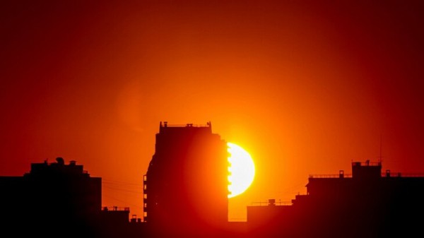 Магнитная буря стала причиной необычного рассвета в Москве 13 сентября Магнитная буря стала причиной необычного рассвета в Москве 13 сентября