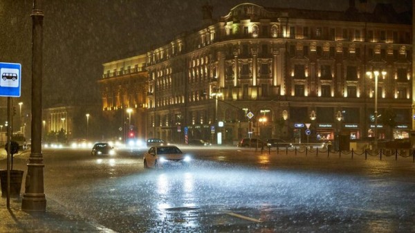 ЦОДД рекомендовал водителям отложить поездки на машине из-за дождя в Москве