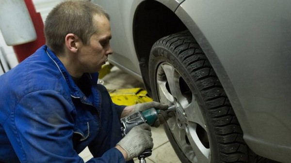 Московским автомобилистам посоветовали сменить резину на зимнюю в выходные