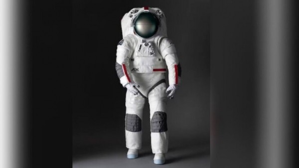 Prada представила скафандр для пилотируемой миссии NASA на Луну Prada представила скафандр для пилотируемой миссии NASA на Луну