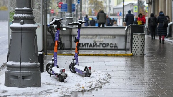 Сервисы проката электросамокатов в Москве временно приостановили работу из-за снега Сервисы проката электросамокатов в Москве временно приостановили работу из-за снега