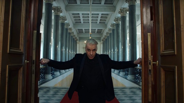 Суд обязал фронтмена Rammstein выплатить 67 миллионов рублей за отмену концерта Суд обязал фронтмена Rammstein выплатить 67 миллионов рублей за отмену концерта