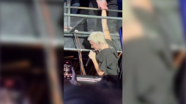 Арбенина вышла на связь после падения с балкона на концерте