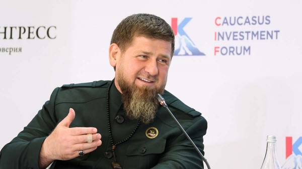 Кадыров опубликовал сгенерированное нейросетью изображение Путина на троне