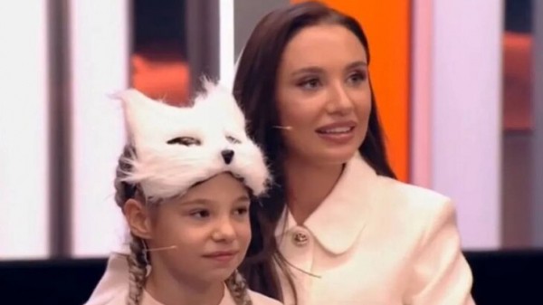 Певица Mia Boyka встретилась с отчитанной ею девочкой-квадробером Певица Mia Boyka встретилась с отчитанной ею девочкой-квадробером