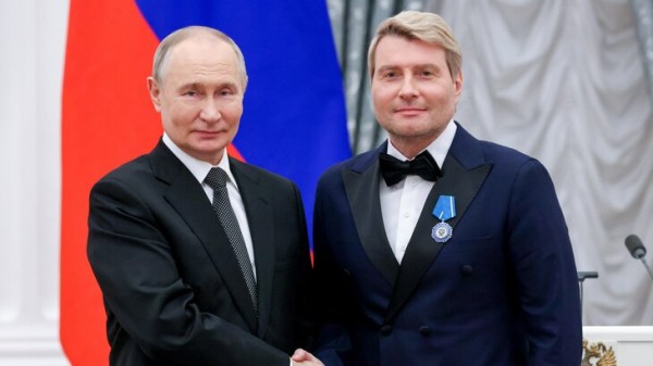 Басков попросил Путина об общем фото после награждения в Кремле Басков попросил Путина об общем фото после награждения в Кремле