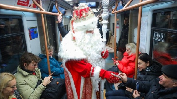 Главный Дед Мороз России поздравил пассажиров метро Москвы