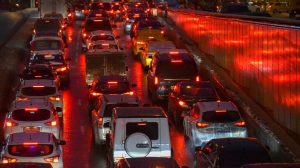 Загруженность столичных дорог достигла девяти баллов Загруженность столичных дорог достигла девяти баллов