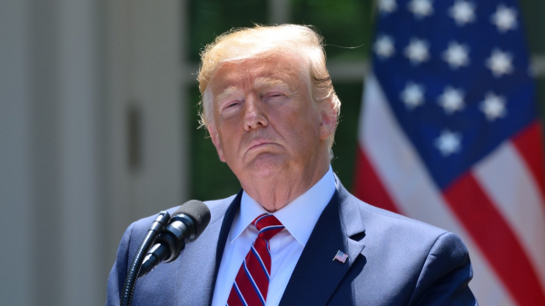 Time опубликовал на обложке Трампа, сметающего документы со стола в Белом доме Time опубликовал на обложке Трампа, сметающего документы со стола в Белом доме