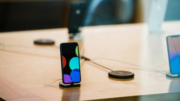 Инсайдер Гурман: Apple может выпустить iPhone SE в апреле
