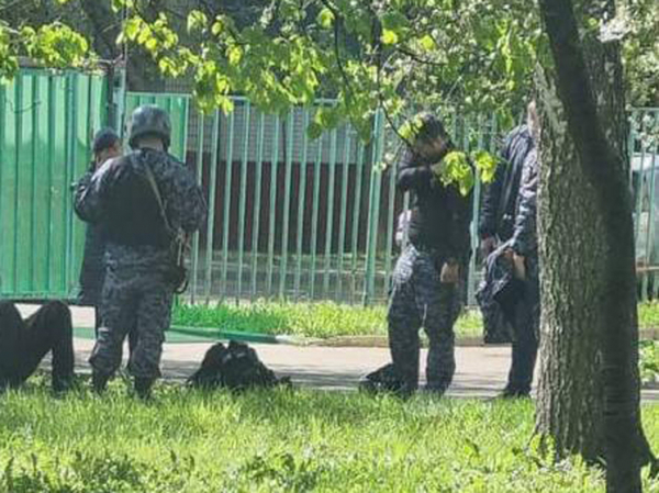 Неадекватного юношу с двумя палками задержали в школе на северо-востоке Москвы Неадекватного юношу с двумя палками задержали в школе на северо-востоке Москвы