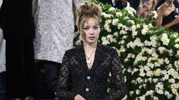 Лиса из BLACKPINK вызвала скандал на Met Gala из-за портретов темнокожих женщин на белье
